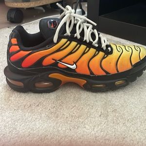 nike shoes size 8.5 red black and orange color